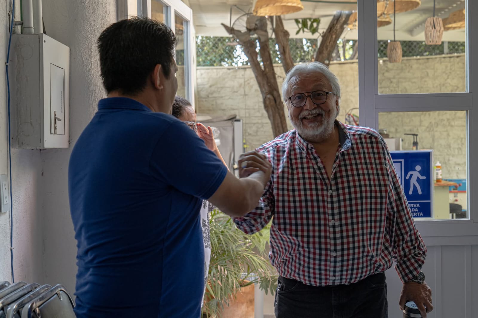 Saludo entre hombres